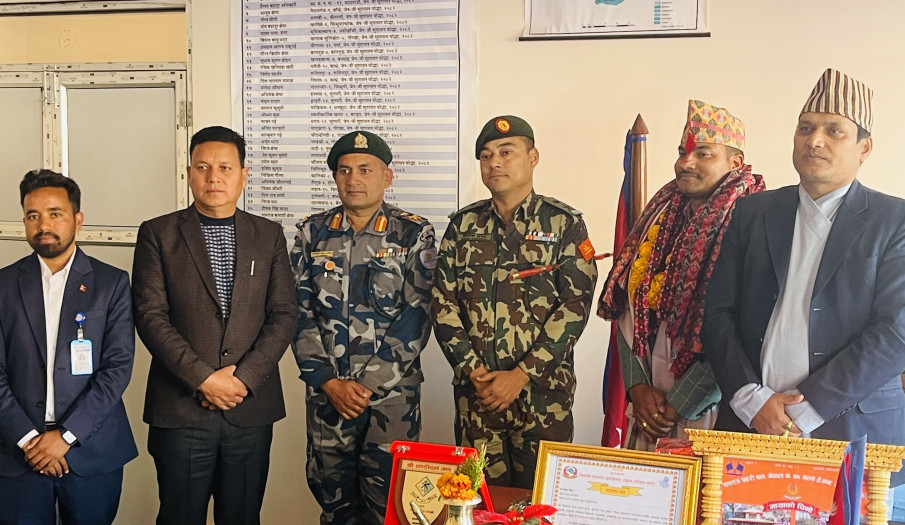 प्रहरी नायव उपरीक्षक श्री प्रमेश बिष्टको बिदाई तथा फेरी भेटौला कार्यक्रमको सामूहिक तस्विर लिंदै जिल्ला सुरक्षा समिति, रुकुम (पश्चिम भाग) परिवार मिति २०८२।१०।०८