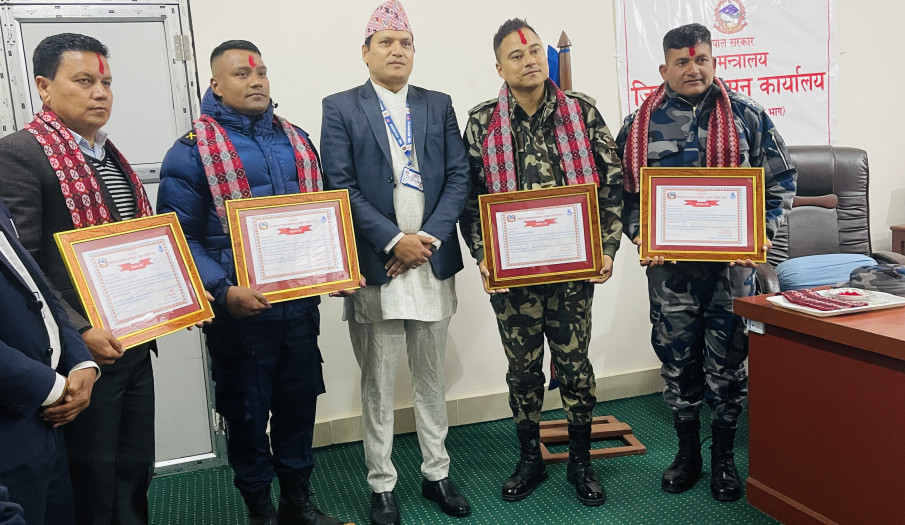 प्रतिनिधिसभा सदस्य निर्वाचन २०८२ लाई स्वतन्त्र, निष्पक्ष तथा भयरहित वातावरणमा सफलतापूर्वक सम्पन्न गराउन उत्कृष्ट कार्य सम्पादन गर्नुभएका जि. सुरक्षा समितिका सदस्यहरुलाई प्रमुख जिल्ला अधिकारी श्री दिनेश प्रसाद थानीज्यूबाट प्रशंसा-पत्र प्रदान गरिएको छ ।