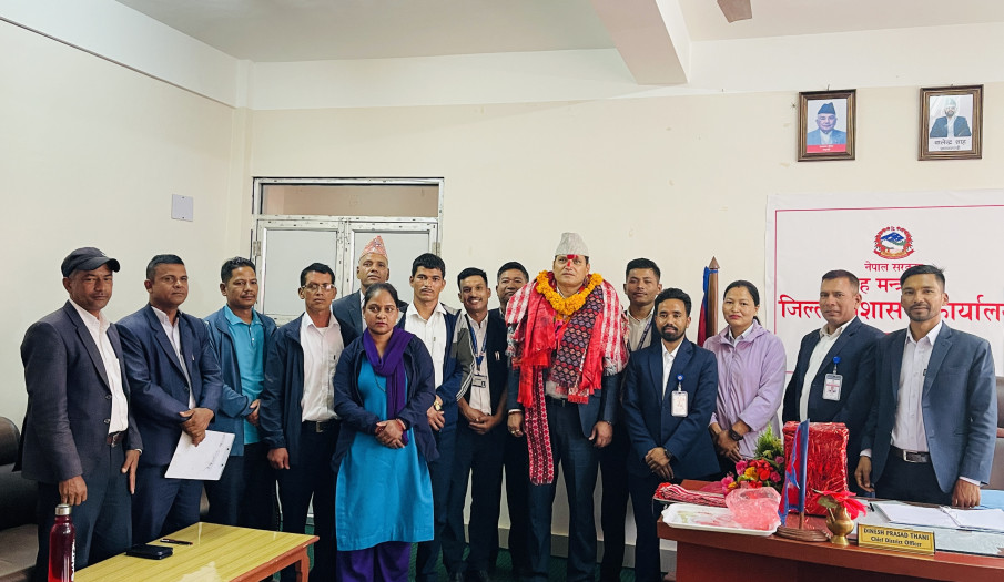 मिति २०८३।०२।०४ गते गृह मन्त्रालयमा सरुवा भई जान लाग्नुभएका प्रमुख जिल्ला अधिकारी श्री दिनेश प्रसाद थानीज्यूलाई विदाई गर्दै जिल्ला प्रशासन कर्मचारी परिवार