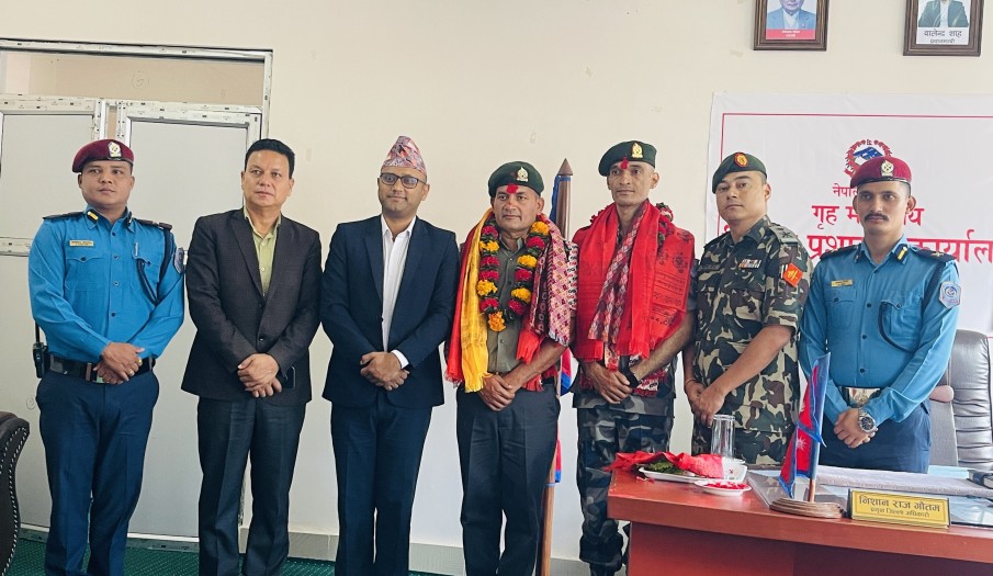 मिति २०८३।०४।०७ गते यस जिल्लामा सरुवा भई आउनु भएका जिल्ला सुरक्षा समितिका सदस्य स.प्र.ना.उ. श्री सुवेन बाबु कँडेललाई स्वागत र सरुवा भई जान लाग्नुभएका स.प्र.ना.उ. श्री जगदीशचन्द्र हमाललाई विदाई गरिएको छ।