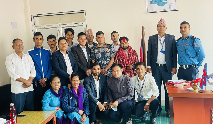 सहायक प्रमुख जिल्ला अधिकारी श्री केशव प्रसाद ओलीलाई स्वागत पश्चात प्रमुख जिल्ला अधिकारी, सुरक्षा निकायका प्रमुखहरु तथा कार्यालयका कर्मचारी परिवार सामुहिक तस्विरमा।