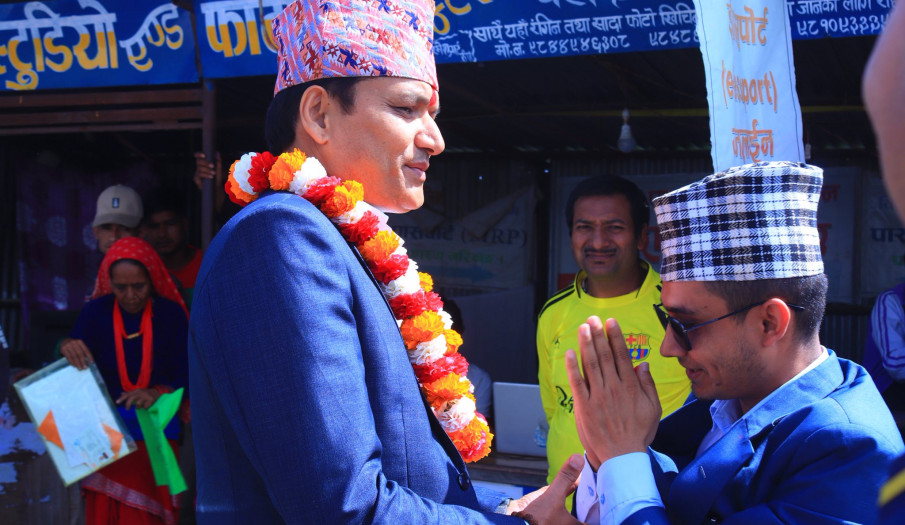 सरुवा भई आउनु भएका प्रमुख जिल्ला अधिकारी श्री दिनेश प्रसाद थानीज्यूलाई स्वागत गर्नुहुँदै सहायक प्रमुख जिल्ला अधिकारी श्री विनोद रेग्मी ।