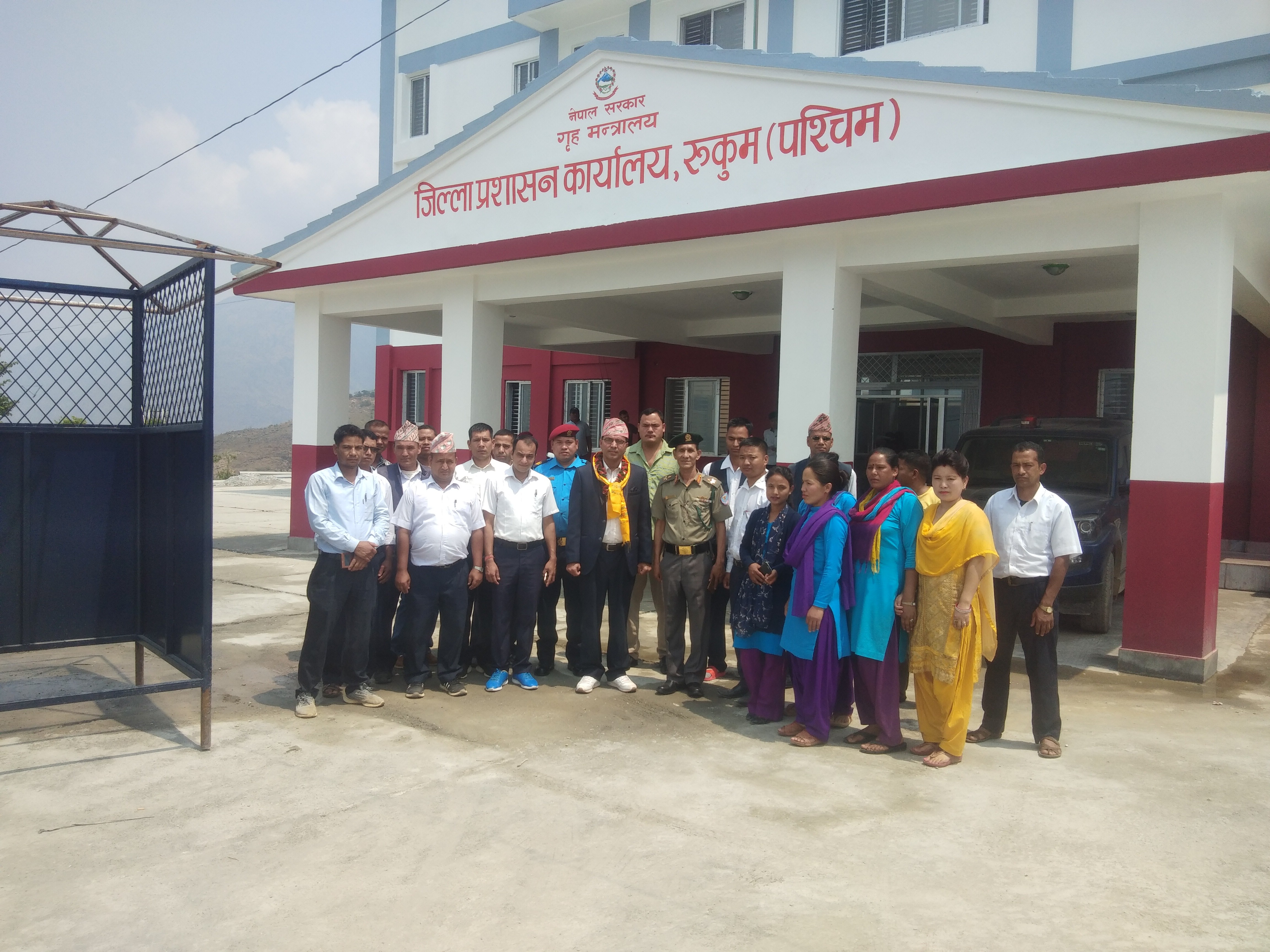 रुकुम (पश्चिम) जिल्लाका प्रमुख जिल्ला अधिकारी उपेन्द्र राज पौड्याल मिति २०७६/०२/२७ मा पदभार ग्रहन गर्दै